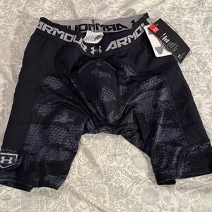 Under Armour heatgear YL Black Patterned fitted Athletic Shorts w/built in cup